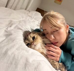 Riria Kojima Instagram - 色々まず行動〜をしてみて
初めての一歩をたくさん踏んで

総じて豊かで、
大切なものも増え、
今も幸せ〜🍊⏳

そういう時間を抱きしめて
あっためていこう。そう思います。

たのしかったよ2023。
ありがとうございました。

良いお年を。

.
※金髪はちょい前、
これでL.Aにひとり飛びました✈️
またちゃんと載せるね
最高だったよーーー

#あもとお揃い👩🏼🫰🏻