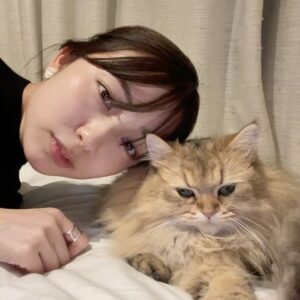 Riria Kojima Instagram - ♡

毛づくろいのたびに
口に入ってしまうもんだから
胸毛が遊び放題だわ。ごめんあそばせ。

切った方がいいのかしら。
byあも