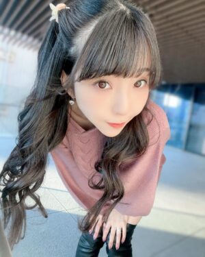 Risa Aizawa Instagram - 人生初のニーハイブーツ👣❣️なかなかの防寒力を発揮！

この日は「冬のデート❤️」がテーマのコーディネートでした✨

髪、巻きすぎてくるんくるんだったな〜。。笑

#idol #dempagumi #アイドル #ピンクコーデ #ニットコーデ #セットアップ #グレイル購入品 #grl購入品 #プチプラコーデ #grl #グレイル