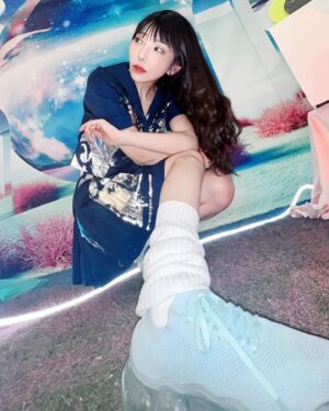 Risa Aizawa Instagram - でんぱ組.incの背中を押してくれるセーラー服。

アイドルの衣装はバトルドレス。

初心にかえることのできるセーラーは日常であり、特別。

ミキオさんセーラー！みんなで着れて嬉しいな☺️

ありがとうございます！

上手く、器用に、常に前向きに。

なんて、程遠いし、

可愛くて、痩せてて、若くて、バズってて…etc..
今の世の中のアイドルルールにはまれてるとは思ってないけどさ、

それでも自分がステージに立っていられるのは、
必死だからだと私は思っています。生きてるよ、なんとか！

変なこだわりが多くて、、
ギリギリまで目の前のことやりたくなってしまって、、

気分にも、余裕にも、一生ムラがある…な。

自分でも見た目怖そうだよな〜っwて思う時あるけど、
しょうもないことでめっちゃ泣いてたりガーーーーンてなったり。
言えないくせにな〜とか。笑
書きながら泣きそう😭強くて優しくなります。

メンバーにもクルーにも、ファンのみんなにも心配をかけてしまったりびっくりさせてしまうこともあるのかもで反省。

メンバーとクルーとファンのみんな、秋葉原の仲間達が大好き〜。
でんぱ組でしか得られない、勇気とパワーがある。

これだけは何にも変えられない。

時を経てOBとかこれまでの宝物も増えたけどね✨

私の中で無くしてはいけない場所で、身近だからこそ、
しつこくリスペクトを思い返して、いつも心に持って向き合っていきたい。

大切なモノを守る為に、出来ることを。
来年も頑張るぞ〜🙌

大掃除🧹大体、完了したとこです✅

#mikiosakabe #grounds #dempagumi #アイドル #今年もありがとうございました #来年もよろしくお願いします #でんぱ組 #idol