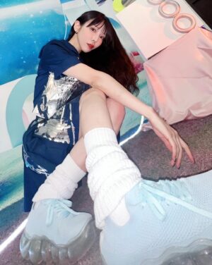 Risa Aizawa Instagram - でんぱ組.incの背中を押してくれるセーラー服。

アイドルの衣装はバトルドレス。

初心にかえることのできるセーラーは日常であり、特別。

ミキオさんセーラー！みんなで着れて嬉しいな☺️

ありがとうございます！

上手く、器用に、常に前向きに。

なんて、程遠いし、

可愛くて、痩せてて、若くて、バズってて…etc..
今の世の中のアイドルルールにはまれてるとは思ってないけどさ、

それでも自分がステージに立っていられるのは、
必死だからだと私は思っています。生きてるよ、なんとか！

変なこだわりが多くて、、
ギリギリまで目の前のことやりたくなってしまって、、

気分にも、余裕にも、一生ムラがある…な。

自分でも見た目怖そうだよな〜っwて思う時あるけど、
しょうもないことでめっちゃ泣いてたりガーーーーンてなったり。
言えないくせにな〜とか。笑
書きながら泣きそう😭強くて優しくなります。

メンバーにもクルーにも、ファンのみんなにも心配をかけてしまったりびっくりさせてしまうこともあるのかもで反省。

メンバーとクルーとファンのみんな、秋葉原の仲間達が大好き〜。
でんぱ組でしか得られない、勇気とパワーがある。

これだけは何にも変えられない。

時を経てOBとかこれまでの宝物も増えたけどね✨

私の中で無くしてはいけない場所で、身近だからこそ、
しつこくリスペクトを思い返して、いつも心に持って向き合っていきたい。

大切なモノを守る為に、出来ることを。
来年も頑張るぞ〜🙌

大掃除🧹大体、完了したとこです✅

#mikiosakabe #grounds #dempagumi #アイドル #今年もありがとうございました #来年もよろしくお願いします #でんぱ組 #idol