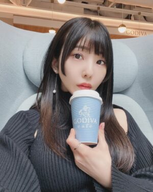 Risa Aizawa Instagram - 午後もがんばろ〜✨

寝て起きたら、脳内🧠で「出発時間=現場到着時間」という、、
記憶のすり替えが起きてて、、早くに着きすぎちゃった。笑

考え事しながら待機💭

お誕生日についてなども少しずつ考えております〜💖

今年も、ライブ活動はもちろん！

可愛いもの美しいもの、お料理、ロリータ、映画、ホラー、ラジオ！
好きなことややりたいと思った事をひよらずに挑戦したい。
早く、2次元になりたい気持ちを忘れずに。
できれば仲間ももっと見つけたいから…少しは社交的に…。

その気持ちを周りの人にも伝える事を丁寧にできるように頑張るぞ。

勝手に期待して絶望しない。

直感を信じて、うじうじしない！
あと、、肩こり治したいです。笑

GODIVA Cafe、スイーツ以外のフードメニューも美味しすぎる。

ゴティパンはやく行かなきゃ🍞✨

#cofeetime #godiva #ゴディバ #cafe #東京カフェ #tokyocafé