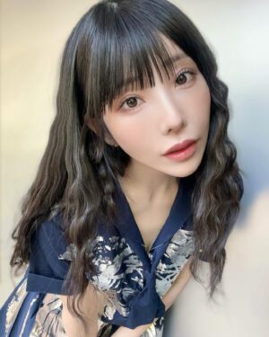 Risa Aizawa Instagram - 今のアー写のメイク違って好きです〜❤️

アイコニックであることは大切だと思うので、
基本的に印象深い部分はセルフメイクな事が多い。

この日はアイラインもシャドウもメイクさんにしていただき、
普段はビビって自分じゃできないノーズシャドウもしてもらった💓

違う自分が見つかるとワクワクしちゃう✨

自分のパーソナルカラーとか知らんのだけど、
たぶん、イエベの骨格ウェーブって事で生きてる。笑

#ido #アイドル #メイク #makeup #でんぱ組 #dempagumi #アイドルメイク #シェーディング