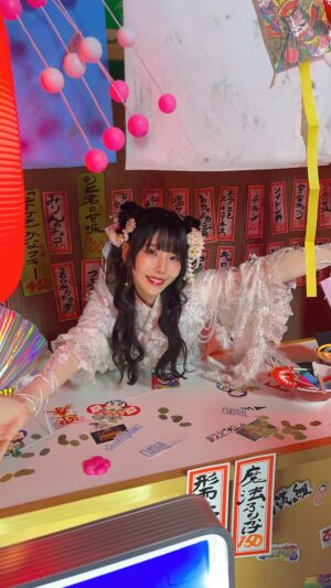 Risa Aizawa Instagram - 「商売繁盛！元祖電波屋！」MVスタイリング🤍🤍🤍

お着物  @cocomotokyo 
髪飾り  @oharibako 
帯・帯締め・帯留め  @airportlounge_shop 
靴  @yelloshoes_official 

とってもかわいいスタイリングで1日中ハッピーだった〜💖

#fashion #japanese #japan #kimono #でんぱ組 #dempagumi #idol #アイドル #risaaizawa