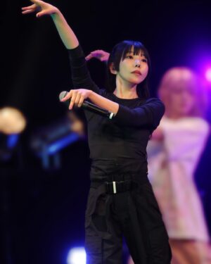 Risa Aizawa Instagram - リハのふとした瞬間の写真。

昔より、、スッとたてる人間になったな〜。。
まだまだ、内股だし油断してる時やばいけど…( ･ᴗ･̥̥̥ )

指先・つま先・まつ毛や髪の毛の所作まで、、、諦めずにとことん教えてくれたyumiko先生のおかげだな〜って写真を見返してました。

箸の持ち方とか、歩く姿とか、
紅茶を飲む仕草とか、シャフ度とか。笑
2次元には敵わないって分かってても、それでも諦めたくない何かがあるんだよな。。日々、ちゃんとしたい。。

リハの時になるべく姿勢や体型を誤魔化せないリハ着をチョイスするのは、自分の不格好さに気が付いて直したいからだったりします。

ただ、ちぇくちーな格好してるわけじゃないんだ…ぞ。笑

#live #idol #dempagumi #アイドル #リハーサル #でんぱ組