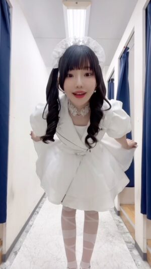 Risa Aizawa Instagram - 自分のデザインしたメイド服ってやっぱり特別！すき♡かわいい♡

後半で謎にツインテールブルブルさせてるの、なに？てかんじ。笑

#メイドの日 #ツインテール #lavilith #かわこん #idol #メイド #メイド服 #MEMUSE #cosplay #でんぱ組 #dempagumi #コスプレ #ロリィタ #ロリータ #fashion #韓国メイク #アイドルメイク #kawaii #kawaiicomplex #kawaiigirl #ニーソ #ニーハイ