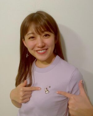 Risa Ozaki Instagram - 最近とても嬉しかったお話🌱
岩本乃蒼さんとのこと

尾崎「ハムスターが宇宙で浮いてる夢見たんです。
絵の練習も兼ねて描きました！（写真２枚目）」
乃蒼さん「なにしてるの〜（笑）一応、ちょうだい！」

画像を送った数日後・・・

乃蒼さん「じゃーん、作ったよ！」
と、乃蒼さんが手に持っているTシャツをよく見ると・・

絵に描いたハムスターが胸元にいました🐹笑笑
.
#岩本乃蒼さん　
#おうち時間で刺繍をぬいぬいしてくれたそう🪡
#始めたばかりだそうですが
#クオリティがすごい👀
#きっと絵の雰囲気みて紫のTシャツにしてくれたんだろうなぁ
#おもしろ嬉しいプレゼント🎁