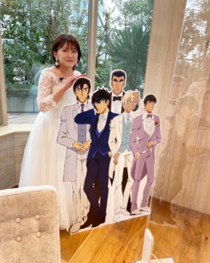 Risa Ozaki Instagram - 劇場版「名探偵コナン」公開記念!花嫁たちのコナン熱愛トークSPに、
アンタッチャブルの柴田英嗣さん、北原里英さん、吉住さんと出演させて頂きました！

なんとびっくりなことに、ウェディングドレスを着て出演しております。
まさかお仕事で人生2度目のドレスを着られるとは、、
劇場版の舞台である渋谷のチャペルで、これまでのアニメのこと、劇場版のキーパーソンのことなどお話しています☺️

関東では今日このあと深夜 0:59から放送です。放送局ごとに放送日が異なるようなのでお気をつけください🌷

.
#劇場版名探偵コナン　#ハロウィンの花嫁　#ファンの集い　#話に共感のあまり頷きすぎて右耳のイヤリング落ちまくり反省　#警察学校組との集合写真　#あぁ尊い🥺