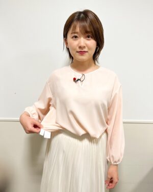 Risa Ozaki Instagram - 1ヶ月のZIP！ショービズ代打、
今日で一段落でした🌼
水トさんを筆頭に、笑顔と情報がいっぱいの2時間10分！
楽しかった〜

久しぶりの早朝からの勤務で寝ぼけていたのか、
衣装を裏返しで着ていました・・
（朝6:21くらいまで裏返ってた）

.
#ZIP！
#久しぶりにお目にかかれた方も多かったかと思います
#引き続きバゲットもよろしくお願い致します☺️
#来週は　#忽滑谷アナ
#北京から戻ってきます✨