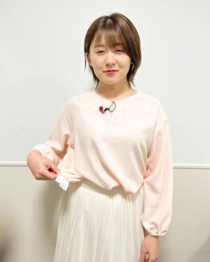 Risa Ozaki Instagram - 1ヶ月のZIP！ショービズ代打、
今日で一段落でした🌼
水トさんを筆頭に、笑顔と情報がいっぱいの2時間10分！
楽しかった〜

久しぶりの早朝からの勤務で寝ぼけていたのか、
衣装を裏返しで着ていました・・
（朝6:21くらいまで裏返ってた）

.
#ZIP！
#久しぶりにお目にかかれた方も多かったかと思います
#引き続きバゲットもよろしくお願い致します☺️
#来週は　#忽滑谷アナ
#北京から戻ってきます✨