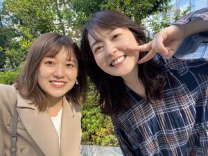 Risa Ozaki Instagram - 復職祝いにと、
みうらさんがランチに連れて行ってくれました！
その帰り道、
この日は秋晴れが気持ちよくて、外で写真を撮ろう！！
せっかくなら青空と一緒にとろう！！と頑張ってみたら、
こんな感じに。
なかなか、難しいものですね！！

お休み中も、何度か忙しい合間をぬって、
息子と私に会いに来ては元気をたくさん分けてくれた
みうらさん。
スペアリブを頬張る姿は永久保存です📷✨

.
#みうらさんとの記録
#息子は甘えまくっていた　
#そしてひたすら遊んでくれた
#ありがたき時間です😌