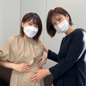 Risa Ozaki Instagram - 本日、4年間担当させて頂いたバゲットを卒業しました！

2018年の10月から今日まで、途中で青木源太さんから同期の平松へのMC交代などの変化もありましたが、どの時期を切り取ってもいつも笑っているような日々を過ごさせて頂きました☺️

ハッピーな出来事を中心に、旬の美味しいグルメの情報などをお届けして、視聴者の方と気持ちを共有出来る午前中が大好きでした！
この4年間、一度でも観て下さった皆様、出演して下さった出演者の皆様、本当にありがとうございました😌

10月からは産休を頂き、マイペースに出産準備を進めていく予定です。会える今のうちに、と、わざわざ会いに来てくれたアナウンス部の仲間たち、写真を撮っていない方々からも、温かい言葉を沢山かけてもらいました🍀

昨日は気持ちが落ち着かなくて眠りが浅かったので、今夜はぐっすり眠ろうと思います🌷

.
#バゲット　#4年間ありがとうございました　#番組は続きます！
#平松修造　#宮崎由衣子　#小髙茉緒　#澁谷善ヘイゼル　#鈴江奈々　#山本紘之　#山﨑誠　#北脇太基　#忽滑谷こころ　#石川みなみ　#岩本乃蒼　#笹崎里菜　#あ！　#平松誕生日おめでとう🎂