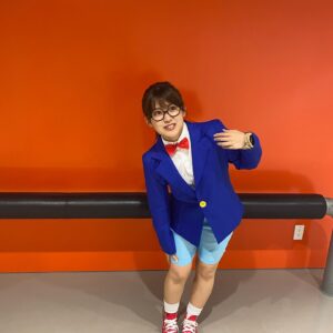 Risa Ozaki Instagram - 今夜のぐるナイで、ひさしぶりに名探偵オザキになりました！

だんだんひざ上の短パンもスカートもはかなくなったのに、コナン君だと喜んで着用しております笑
嬉し恥ずかし、でも至福😎🎀

.
#名探偵オザキ
#腕時計型麻酔銃
#予想以上にテレビで着用する機会があって
#麻酔銃も喜んでます😎笑
#3枚目は蚊にさされたところがかゆいの図　
#夏ですねぇ