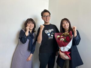 Risa Ozaki Instagram - 新しい年がもうすぐやってきますね🎍
どんな年の瀬をお過ごしですか？

私にとって、特別な仲間であり、同期であり、
親友でもある笹崎さん。
今月で会社を離れることになりました。
長文になりそうですが、許してください😂

出会ってすぐの印象は、「名前が似ている！」です。
笹崎里菜と尾崎里紗。真ん中一緒だ！！と。
とはいえ、都会育ちのおささと、
田舎育ちの私の共通点はそれくらいだろうなぁと
思っていました。

ところが！
研修で会う度に、同じパンプスの色違い、
同じスーツの色違い…その他いろいろ被り、
東京と福岡でエリアは違うのに、
同じものを選んでいることが面白くて嬉しくて、
すぐに仲良くなりました。

あれから10年。
ノリが良くて、意外と涙もろくて、
笑顔が可愛いところは変わらないまま。
いつも「何が1番大切か」を見失わない強さを持っている、
真っ直ぐなところに憧れています。
心の底から、出会えたことに感謝！！

来年も、その先も、
笑ってすごせるように頑張ろう☺️

.
#笹崎里菜　#平松修造　#尾崎里紗　#2015同期
#2023年の振り返りをするつもりが
#なぜかラブレターみたいになってしまった
#どうかみなさま
#温かく過ごしてくださいね　#良いお年を🎍✨