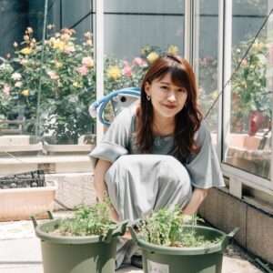 Risa Ozaki Instagram - ガーデニング、はじめました🌼

帰宅部尾崎の挑戦シリーズ、これまで東京マラソン、
チームヴィーナス、Oggi企画ときて、
第４弾は「ガーデニング」に挑戦することに🌱✨
ドがつくほどの素人なので、初心者向けのハーブから育てることになりました！
（可愛い花が咲いて、食べられるって最強なのでは）

今はプランター２つですが、
ゆくゆくは道を歩いている人が3度見してしまうような、華やかなガーデンを目指して・・
ガーデニングしている方、アイディアなど頂けたら、
嬉しいです🌼🌸
.
#バゲットガーデン
#完成形は未定
#みんなで作っていけたら😌
#ハーブたちよ
#すくすく育ってね🌱✨