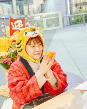 Risa Ozaki Instagram - あけまして
おめでとうございます🎍✨

昨日は煮物、年越しそば、すき焼き←
作りに追われ怒涛の年越しでしたが、のんびり元旦を過ごしています🍊

2022年はまだ始まったばかり、
何か新しいことに挑戦したり、楽しい計画を練ったりするのに良いタイミングですよね🥺✨

今年がみなさんにとって、
笑顔がいっぱいの1年になりますように。
そのお手伝いができるよう、わたしもお仕事がんばります！

今年も宜しくお願い致します😌
.
#2022年
#新年のごあいさつ
#🐯