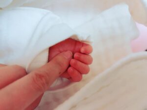 Risa Ozaki Instagram - 先日、元気な男の子を無事出産したので、
ご報告させて頂きます。

ふにゃふにゃと柔らかくて、両腕の中にすっぽりとおさまる、小さな命の重みを感じる毎日です。

まだまだオムツ交換すら下手くそな新米ママですが…
愛情をたっぷり込めて、育んでまいります。

これから、沢山楽しい時間をすごそうね！