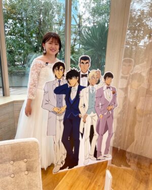 Risa Ozaki Instagram - 劇場版「名探偵コナン」公開記念!花嫁たちのコナン熱愛トークSPに、
アンタッチャブルの柴田英嗣さん、北原里英さん、吉住さんと出演させて頂きました！

なんとびっくりなことに、ウェディングドレスを着て出演しております。
まさかお仕事で人生2度目のドレスを着られるとは、、
劇場版の舞台である渋谷のチャペルで、これまでのアニメのこと、劇場版のキーパーソンのことなどお話しています☺️

関東では今日このあと深夜 0:59から放送です。放送局ごとに放送日が異なるようなのでお気をつけください🌷

.
#劇場版名探偵コナン　#ハロウィンの花嫁　#ファンの集い　#話に共感のあまり頷きすぎて右耳のイヤリング落ちまくり反省　#警察学校組との集合写真　#あぁ尊い🥺