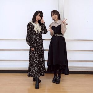 Risa Taneda Instagram - ☕️🍰🎙️✨

「Salon de Tanedaへようこそ♪秋のティーパーティー2023」
ご来場＆ご視聴くださり有難うございました！

今回も素敵なゲスト様にお越しいただきました♪
昼の部はエーデお嬢様こと本渡楓ちゃん🍁
夜の部はナオお嬢様こと東山奈央ちゃん🐧

ヒルトンのアフタヌーンティーセットをつまみつつ
トーク中心で今回もお届けしました！

このラジオのイベントは何となく
ゆるーくまったりな感じなんだろうなと
勝手に思っていたのですが…

執事とお嬢様エチュードという
池袋にちなんだエチュードコーナーにより
その流れは吹き飛んでしまいました！笑

楓ちゃんとは９月のゆみりさのイベントでも
エチュードをやったのですが、その時とは
また違った笑いが起きていて楽しかったし
何よりエーデお嬢様の罵倒ゼリフが聞けて
会場全員が沸いていたのが面白かったです🤣

奈央ちゃんとのエチュードは、
Rhodanthe＊でプライベートでも
エチュードみたいなやり取りをしているので
息ぴったり…と思いきや、お題によるすれ違いが発生して
奈央ちゃんの新鮮な反応が見れてテンション上がりました！

ノリの良い民衆…ではなくお客様と
２人のおかげで最高に楽しい１日になりました！
本当にありがとうー！！

１１月４日の２３：５９まで
Streaming＋でアーカイブ視聴もできますので
気になる方はぜひお見逃しなく✨

ラジオ本編への感想メールもお待ちしています！

2人の本編ゲスト出演も確約したので
より深い趣味の話なんかができるのが
今からとても楽しみです♡

#本渡楓
#東山奈央
#種田梨沙
#たねちゃんねる