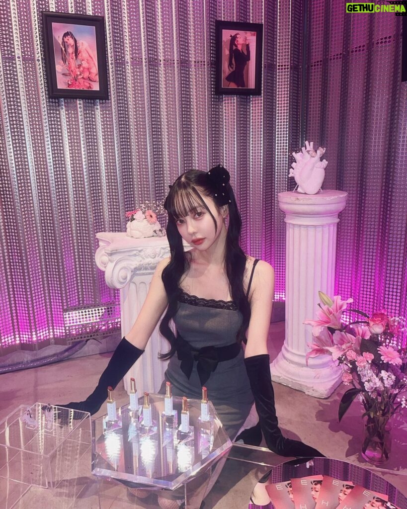 Risa Nakamura Instagram - たくさんの皆様に @philosophia_beauty POP UP STOREに来場いただきありがとうございました♡ 🧠を尽くして考えた空間や作ったものたちに反応をもらったり、 応援してくれてる皆様やお友達にも来ていただいたり、 幸〜〜で充実しすぎた3日間でした💗 大盛況ありがたすぎたけど、お待たせしたり反省点はいろいろあるので、 またこんな機会ができたら良いなと思います！ 瞬殺すぎたアイテムはWEBで再販を考え中です🪽 会場の @picky.the.shop_bar も手伝ってくれたスタッフの皆様もありがとうございました♡