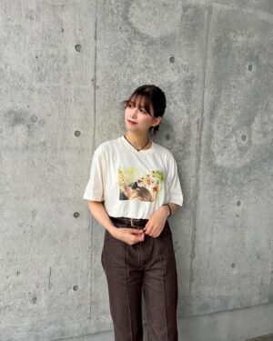 Risa Watanabe Instagram - ファンクラブグッズ TシャツはM〜XLの3サイズあります☺️
わたしが着用しているのはLサイズです。
大きめのサイズ感で、インでもアウトでご着用いただけます〜！

ステッカーはAセット、Bセットの2種類です！
お好きな場所にペタペタと貼ってみてください🪻🪻

アクスタもぜひお家に飾ってね🤍
イベントに持ってきてくれるのも嬉しい！！💃

グッズは全て9/10、23:59までの販売となります⚠️
プロフィールのリンクから是非チェックお願いします〜☑︎