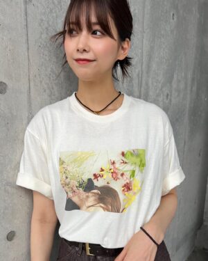 Risa Watanabe Instagram - ファンクラブグッズ TシャツはM〜XLの3サイズあります☺️
わたしが着用しているのはLサイズです。
大きめのサイズ感で、インでもアウトでご着用いただけます〜！

ステッカーはAセット、Bセットの2種類です！
お好きな場所にペタペタと貼ってみてください🪻🪻

アクスタもぜひお家に飾ってね🤍
イベントに持ってきてくれるのも嬉しい！！💃

グッズは全て9/10、23:59までの販売となります⚠️
プロフィールのリンクから是非チェックお願いします〜☑︎