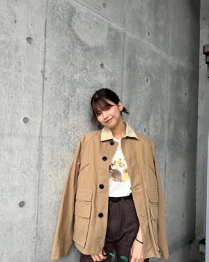 Risa Watanabe Instagram - ファンクラブグッズ TシャツはM〜XLの3サイズあります☺️
わたしが着用しているのはLサイズです。
大きめのサイズ感で、インでもアウトでご着用いただけます〜！

ステッカーはAセット、Bセットの2種類です！
お好きな場所にペタペタと貼ってみてください🪻🪻

アクスタもぜひお家に飾ってね🤍
イベントに持ってきてくれるのも嬉しい！！💃

グッズは全て9/10、23:59までの販売となります⚠️
プロフィールのリンクから是非チェックお願いします〜☑︎