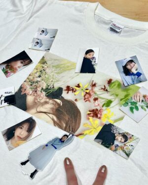 Risa Watanabe Instagram - ファンクラブグッズ TシャツはM〜XLの3サイズあります☺️
わたしが着用しているのはLサイズです。
大きめのサイズ感で、インでもアウトでご着用いただけます〜！

ステッカーはAセット、Bセットの2種類です！
お好きな場所にペタペタと貼ってみてください🪻🪻

アクスタもぜひお家に飾ってね🤍
イベントに持ってきてくれるのも嬉しい！！💃

グッズは全て9/10、23:59までの販売となります⚠️
プロフィールのリンクから是非チェックお願いします〜☑︎