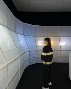 Risa Watanabe Instagram - 櫻坂46「新せ界」お邪魔してきました🪄

とてもおしゃれでかっこよくて、好きが詰まっていました、！
素敵空間だった〜
10/29までみたいなので是非です🌝

ねるちゃん一緒に行ってくれてありがとう♡