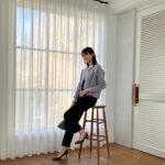 Risa Watanabe Instagram - 春に引き続き、AOKIさんのアイテムを使ってコーディネートを考案させていただきました☺️ 「大人レトロ」というテーマで、今回はお仕事コーデだけではなく、お仕事終わりのおでかけやデートにぴったりなオフコーデも考えてみました 秋っぽい色味のアイテムを使ってレイヤードしてみたり、セットアップを着回ししてみたので是非参考にしてみてください🤎 アイテムやコーデの詳細はAOKI公式ホームページに掲載されています！ MERYの公式Instagramでもコーデやリール動画が公開されているのでチェックよろしくお願いします🌹 @aoki_official2016 @mery.jp #PR #AOKI #MERY #MERY_PR