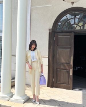 Risa Watanabe Instagram - .
AOKIさんのアイテムを使って、韓国風オフィスコーデを提案させていただきました🌷

オフィスコーデはかっちりとした印象があったのですが、AOKIさんのアイテムは可愛らしいものも多く、わくわくした気持ちで楽しくコーデを組ませていただきました！
今回、着こなしやヘアメイクも韓国っぽく仕上げていただいたので、そこにも注目してみてください🤍

アイテムやコーデの詳細はAOKI公式ホームページに掲載されているので、是非チェック宜しくお願いします☺

またMERYの公式Instagramでもコーデやリール動画が公開されているので、そちらもご覧ください！

@aoki_official2016
@mery.jp
#PR #AOKI #MERY #MERY_PR #韓国コーデ #オフィスカジュアル