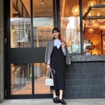 Risa Watanabe Instagram - 春に引き続き、AOKIさんのアイテムを使ってコーディネートを考案させていただきました☺️ 「大人レトロ」というテーマで、今回はお仕事コーデだけではなく、お仕事終わりのおでかけやデートにぴったりなオフコーデも考えてみました 秋っぽい色味のアイテムを使ってレイヤードしてみたり、セットアップを着回ししてみたので是非参考にしてみてください🤎 アイテムやコーデの詳細はAOKI公式ホームページに掲載されています！ MERYの公式Instagramでもコーデやリール動画が公開されているのでチェックよろしくお願いします🌹 @aoki_official2016 @mery.jp #PR #AOKI #MERY #MERY_PR