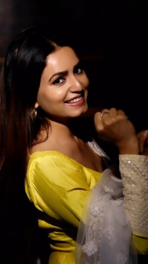 Rishikaa Singh Chandel Instagram - Theek Nahi 🫢 
:
:
#rishikasinghchandel #reelsinstagram #styleinspo #reels #song #explore
