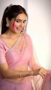 Rishikaa Singh Chandel Instagram - Jogi Jee Dhire Dhire 🖍️ Happy Holi 🖍️ : : #rishikasinghchandel #reelsinstagram #reels #holi #happyholi #explore