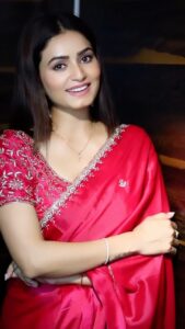 Rishikaa Singh Chandel Instagram - Zindagi Ki Na Tute Ladi ❤️❤️ : : #rishikasinghchandel #reels #explore #styleinspo #song #reelsinstagram
