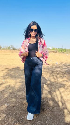 Rishikaa Singh Chandel Instagram - Kaisa Hai Koun Hai Wo Jane …♥️♥️
:
:
#rishikasinghchandel #reelsinstagram #explore #song #reels #styleinspo