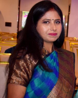 Rishikaa Singh Chandel Instagram - दिल और दिमाग दोनों चाक हो जाते हैं । वजूद थर्रा रहा होता है, जब कोई अपना साथ छोड़ चला जाता है । मेरी प्यारी बड़ी बहन अनामिका (सूबी ) दी, अब इस दुनिया में नहीं है ।कल मुजफ्फरपुर में हुए सड़क हादसे में, उसकी मौत हो गयी है । ऐसे नहीं जाना था दी.....मेरी सात बहनें हैं, जिसमें सबसे छोटी मैं हूँ । लेकिन आज एक संख्या कम हो गयी । आज मैं 6 बहनों वाली हो गयी । एक परिवार झटके में उजड़ गया । हे भगवान, यह तूने क्या कर डाला ।जीवन का यह समय बेहद दर्द में है लेकिन हमारे हाथों में कुछ भी नहीं है, सिवा रोने और तड़पने के ।ईश्वर दी की आत्मा को शांति और अपने श्री चरणों में जगह देना ।ऐसे नहीं जाना था दी...... 
शत शत नमन । अमर श्रद्धांजलि बड़ी दी ।🥲🥲😢 🙏🙏 

#rip