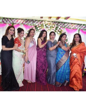 Rishikaa Singh Chandel Instagram - दिल और दिमाग दोनों चाक हो जाते हैं । वजूद थर्रा रहा होता है, जब कोई अपना साथ छोड़ चला जाता है । मेरी प्यारी बड़ी बहन अनामिका (सूबी ) दी, अब इस दुनिया में नहीं है ।कल मुजफ्फरपुर में हुए सड़क हादसे में, उसकी मौत हो गयी है । ऐसे नहीं जाना था दी.....मेरी सात बहनें हैं, जिसमें सबसे छोटी मैं हूँ । लेकिन आज एक संख्या कम हो गयी । आज मैं 6 बहनों वाली हो गयी । एक परिवार झटके में उजड़ गया । हे भगवान, यह तूने क्या कर डाला ।जीवन का यह समय बेहद दर्द में है लेकिन हमारे हाथों में कुछ भी नहीं है, सिवा रोने और तड़पने के ।ईश्वर दी की आत्मा को शांति और अपने श्री चरणों में जगह देना ।ऐसे नहीं जाना था दी...... 
शत शत नमन । अमर श्रद्धांजलि बड़ी दी ।🥲🥲😢 🙏🙏 

#rip