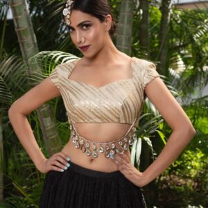 Rishikka Bali Instagram - In a contrast of black and ivory, structure and flow,an jewelled bustier entirely embroidered in stones and sequence is worn with floating black raw silk taffeta skirt adorned with jewelled stones
.
.
@mehra.sonia
@sharatchandraphotography
@rishikka_bali 
@quresh2018 
@sandymakeupart_

.
.
designerlabel #SM #SoniaMehra_designs #SoniaMehra_couture #SoniaMehra_daily #mehra_sonia