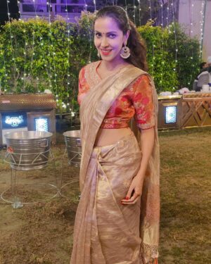 Rishikka Bali Instagram - All outfits in the world on one side and a saree on the other ❤️ 

Hair n makeup by me 👑 👸 🥰 
Pic by my doll @sunidhi_bali 

#beauty #wellness #sareefashion #diva