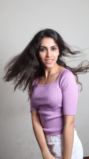 Rishikka Bali Instagram - Experimenting with various moods and self timers ⏱ 🤔 🧐🤪🤷‍♀️🤦🏻‍♀️ chiggywiggy chiggywiggy 🎶🎶🎶🎶

#reelitfeelit #reelsinstagram #moodswings #moodboards #actor #artist #beautyshots_gallery #chiggywiggy