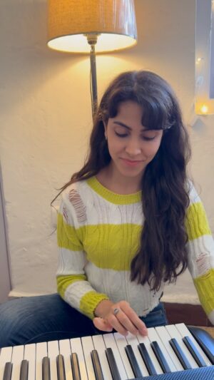 Rishikka Bali Instagram - On the 14th of July ‘22 I started my music lessons with @trishakaleofficial and here I’m today exactly six months later .. being able to play n sing at the same time my favourite pattern of Sargam 
P.S this is a रियाज़ 
Indeed an achievement but miles to go still 🎶 🎵 🎤 

रियाज़ is an essential part in an artists life ❤️ 

#actorslife #music #artist #creativity