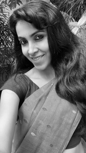 Rishikka Bali Instagram - The retro feels when wearing saree with some music can never be out of fashion 
Isn’t it ?? What say guys 👀 

Just loving it 😍 lovely 🖤🤍🩶

#sareefashion #retrobollywood #melodioussongs