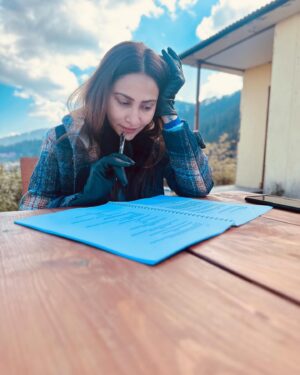 Rishina Kandhari Instagram - The actor prepares 🎭

#actorslife #rishinakandhari #himachaldiaries #nofilterneeded #filmmaking #filming #globalstar 🧿