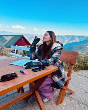 Rishina Kandhari Instagram - The actor prepares 🎭

#actorslife #rishinakandhari #himachaldiaries #nofilterneeded #filmmaking #filming #globalstar 🧿