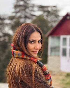 Rishina Kandhari Instagram - Winter is wintering 🧶🎄❄️ 
#winter #winterfashion #coldweather #hillstation 
Picture credit श्री श्री @shri106 🥰😄🤗