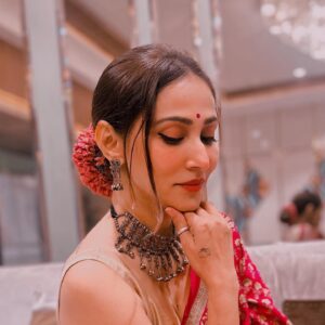 Rishina Kandhari Instagram - Basking in retro bollywood vibe ! 
#bollywood #actor #indianbeauty #sareelove #rishinakandhari #wingedliner #makeupinspiration