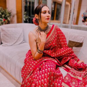 Rishina Kandhari Instagram - Basking in retro bollywood vibe ! 
#bollywood #actor #indianbeauty #sareelove #rishinakandhari #wingedliner #makeupinspiration