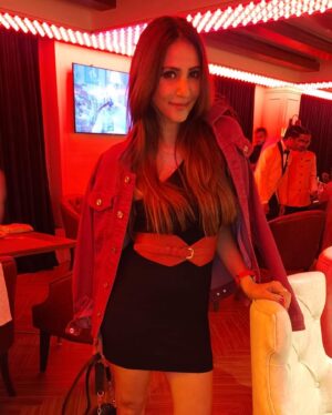 Rishina Kandhari Instagram - Visible through a red tinted glass 👹
Who am I ? 😜 

#halloween #vampirediaries #spooktober #bollywood