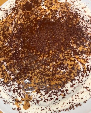 Rita Andrade Instagram - Bolo de Aniversário Bio Saudável 🎂

Neste dia 17.11 não poderia deixar aqui outra receita que não fosse um bolo de aniversário 🎉 Muitos pacientes me perguntam se tenho sugestões de bolos e hoje aproveitei o convite da @cmtvoficial para ir cozinhar ao programa do @duartesiopa e apresentei esta “receita do bem” 🙏 Aqui fica um bolo sem glúten, biológico, rico em fibra e sem açúcar ❤️ 

Receita:

Massa:
200 g de xilitol
5 ovos
40 g de azeite bio
50 g de óleo de côco
110 g de iogurte natural
90 g de farinha de arroz
90 g de farinha de aveia
50 g de fécula de batata
Raspa da casca de meio limão 
1 pitada de sal rosa
1 colher de sopa de fermento bio para bolos
1 col sopa de psyllium 

Cobertura:
1 iogurte de côco
4 col sopa de manteiga de amendoim
4 quadrados de chocolate negro

1. Pré-aqueça o forno a 180° C.
2. Num processador, coloque o xilitol e pulverize.
3. Junte os ovos, o azeite e o óleo de côco e liquidifique.
4. Junte os restantes ingredientes e liquidifique até a massa estar lisa e homogénea.
5. Deite a massa numa forma forrada com papel vegetal óleo de coco e leve ao forno durante cerca de 30 minutos.
6. Coloque o bolo num prato grande e barre o iogurte, adicione a manteiga de amendoim e rale o chocolate.

Atenção que ser saudável não significa que não tenha muitas calorias na mesma! 😅👩🏼‍⚕️ Por isso, uma fatia pequena num lanche com um chá a acompanhar será perfeito (e pode sempre congelar em Faria’s para ir consumindo sem pressa). 😋 

Espero que gostem! 🎂🎉❤️👩🏼‍⚕️

Beijinhos com amor da vossa nutri, já na versão 4.2 ☺️